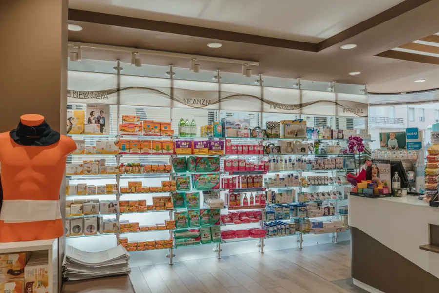 Interno della Farmacia Farina a Latina