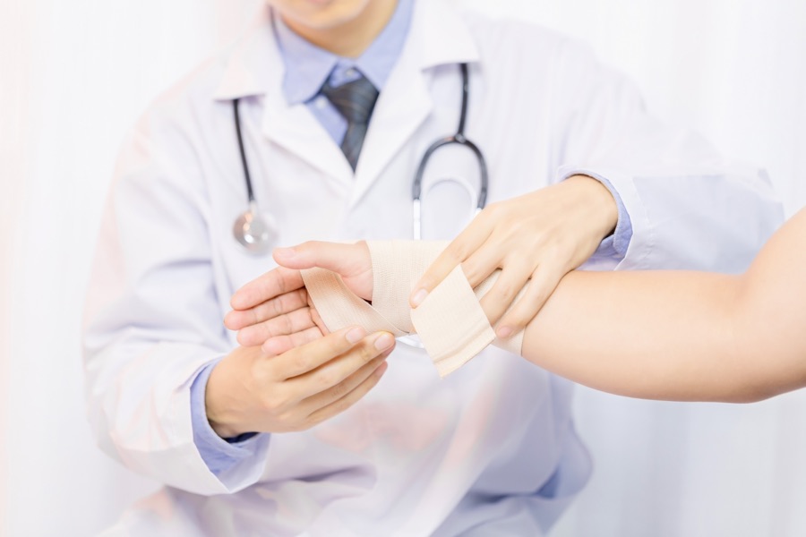 Medicazioni nell’infermeria della farmacia